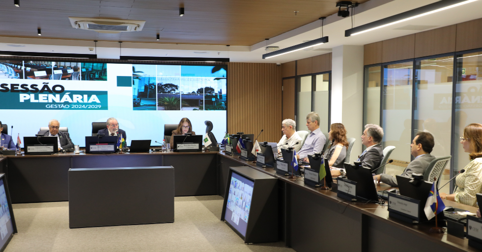 AMB, CFM e sociedades de especialidades se unem em defesa da Resolução 2.448/25, que regulamenta o ato médico de auditoria 1 Operadoras CFM reuniaoglosas slideshow