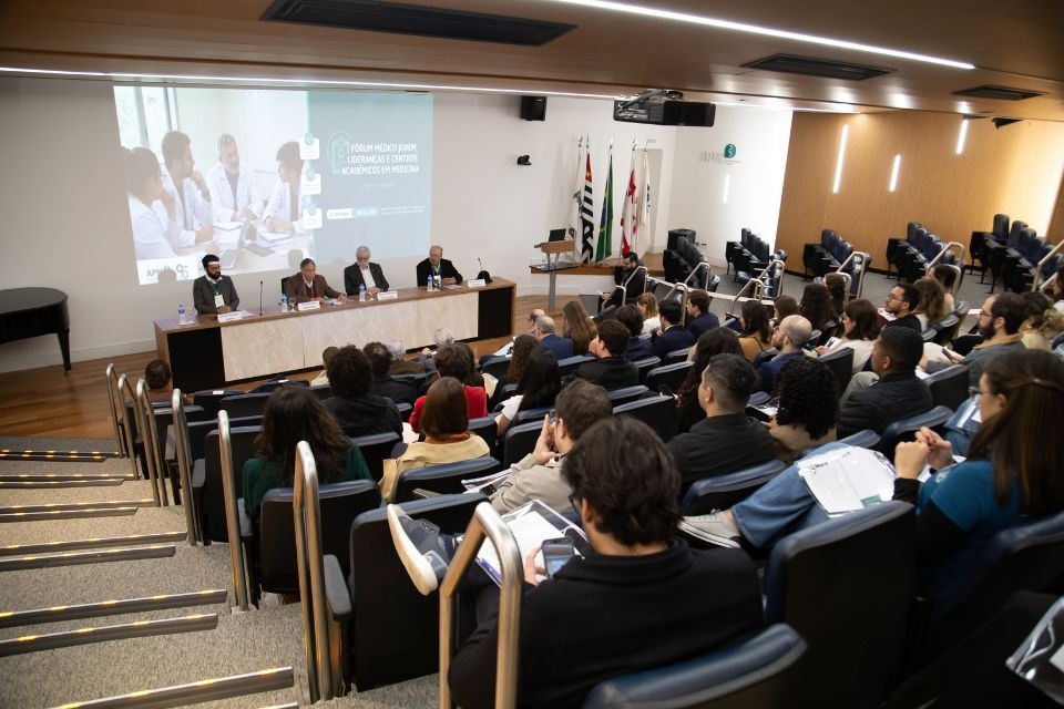 AMB destaca protagonismo dos médicos jovens em fórum da APM sobre liderança e futuro da Medicina 1 WhatsApp Image 2026 05 29 at 16.19.26