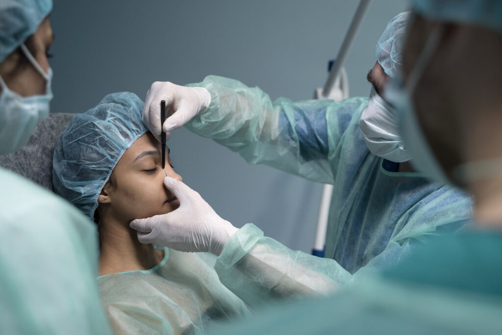 Segurança do paciente: projeto apoiado pela AMB avança e reforça exclusividade médica em cirurgias plásticas faciais